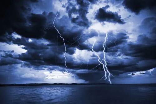 海陸風(fēng)電防雷解決方案-風(fēng)電浪涌保護(hù)器的選擇-直擊雷